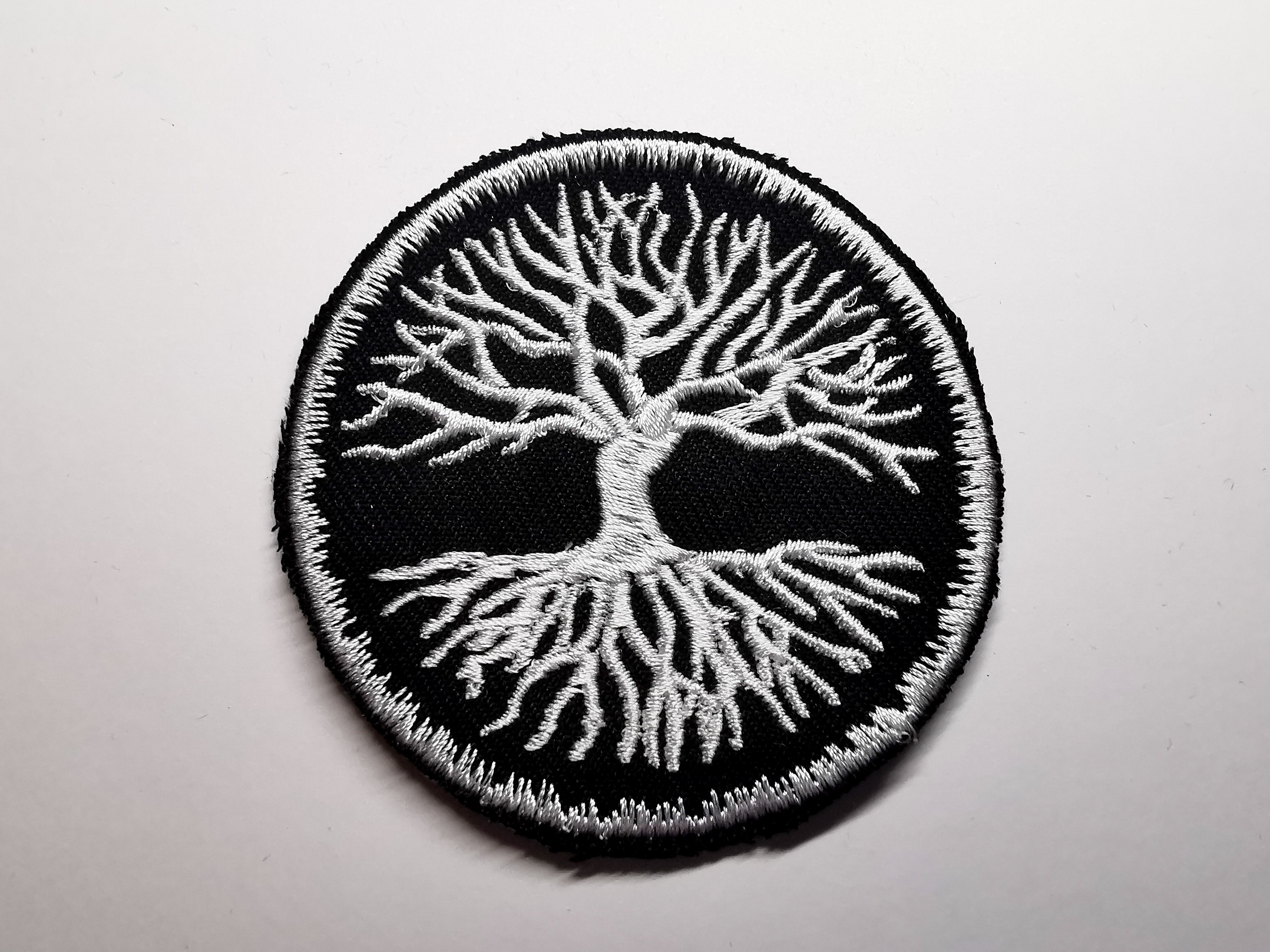 Geborduurde patch in de vorm van een boeddhistische boom Zen Yin Yang, om op te naaien of te plakken met strijkijzer